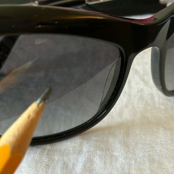 Juicy Couture: Black Wayfarer Sunglasses- Gray- case & cloth-
scratch & mark - Picture 14 of 16